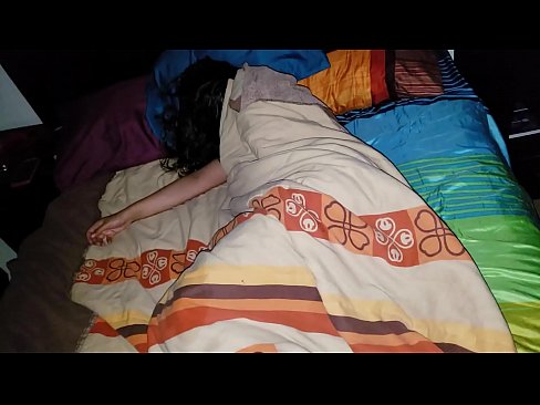 ❤️ Ögey oğul gənc ögey anası yatarkən onu təhqir edir. ❌ Porn video az.sexeey.ru